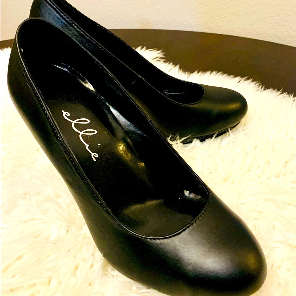 Size 11 black leather Ellie pumps high heeled never worn💕